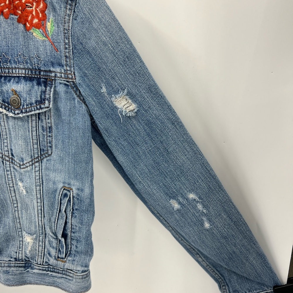American eagle, highly distressed floral embroidered denim trucker jacket… - Picture 4 of 16